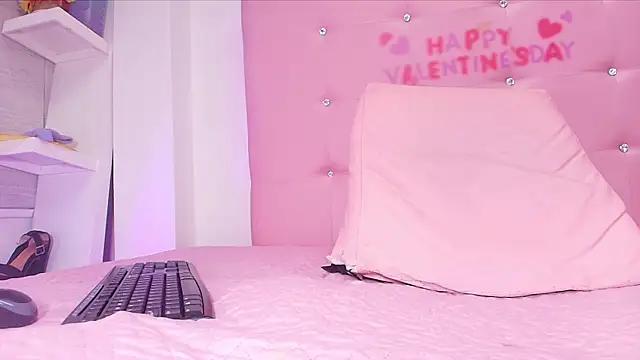 Discover our girls online shows and discover the company of countless livestreamers, with stunning shapes, sex toys and more.