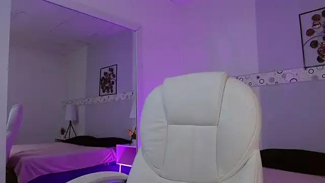 Discover our girls online shows and discover the company of countless livestreamers, with stunning shapes, sex toys and more.