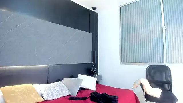 Discover our girls online shows and discover the company of countless livestreamers, with stunning shapes, sex toys and more.
