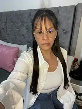 Discover our girls online shows and discover the company of countless livestreamers, with stunning shapes, sex toys and more.