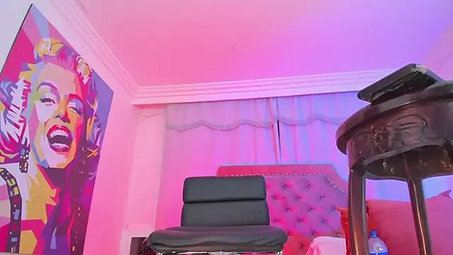 Discover our girls online shows and discover the company of countless livestreamers, with stunning shapes, sex toys and more.