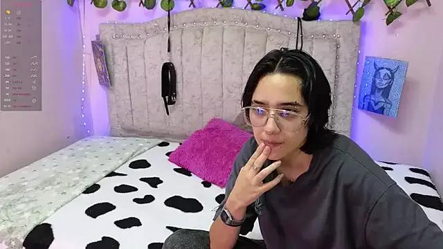 Discover our girls online shows and discover the company of countless livestreamers, with stunning shapes, sex toys and more.