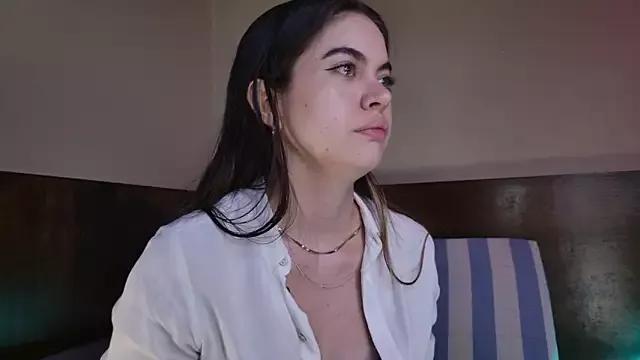 Discover our girls online shows and discover the company of countless livestreamers, with stunning shapes, sex toys and more.