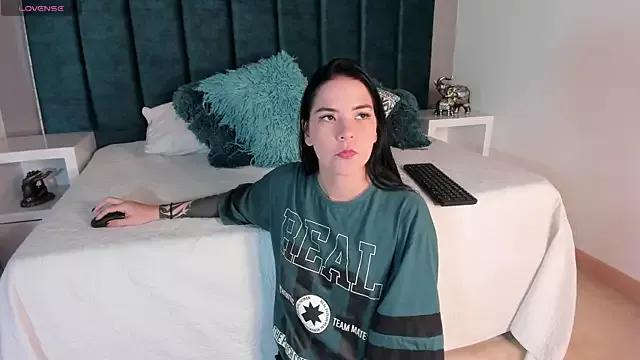 Discover our girls online shows and discover the company of countless livestreamers, with stunning shapes, sex toys and more.