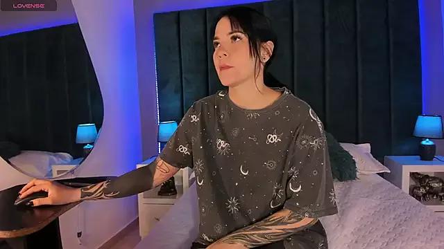 Discover our girls online shows and discover the company of countless livestreamers, with stunning shapes, sex toys and more.