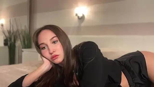 Discover our girls online shows and discover the company of countless livestreamers, with stunning shapes, sex toys and more.