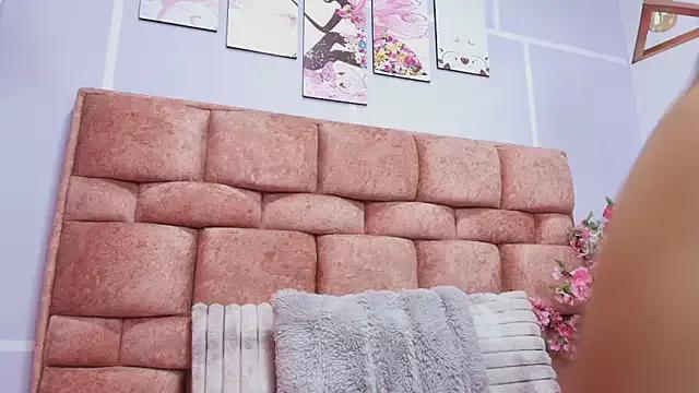 Discover our girls online shows and discover the company of countless livestreamers, with stunning shapes, sex toys and more.