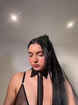 Discover our girls online shows and discover the company of countless livestreamers, with stunning shapes, sex toys and more.
