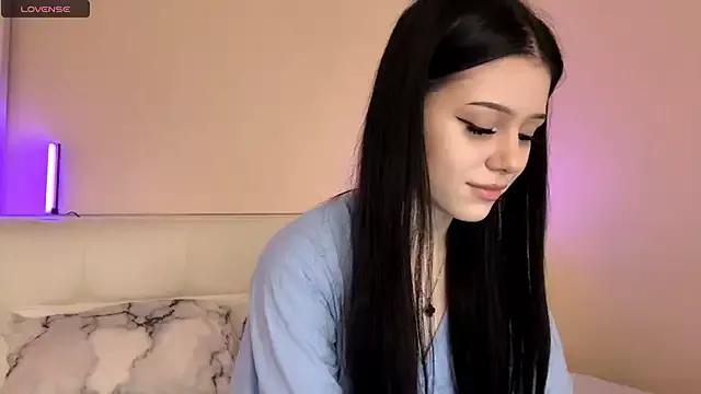 Discover our girls online shows and discover the company of countless livestreamers, with stunning shapes, sex toys and more.