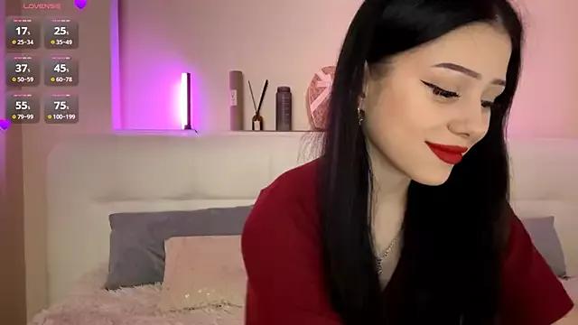 Discover our girls online shows and discover the company of countless livestreamers, with stunning shapes, sex toys and more.