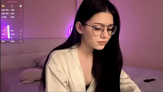 Discover our girls online shows and discover the company of countless livestreamers, with stunning shapes, sex toys and more.