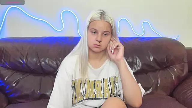 Discover our girls online shows and discover the company of countless livestreamers, with stunning shapes, sex toys and more.