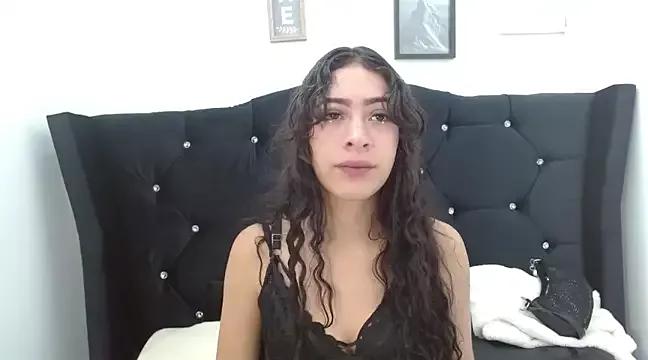 Discover our girls online shows and discover the company of countless livestreamers, with stunning shapes, sex toys and more.