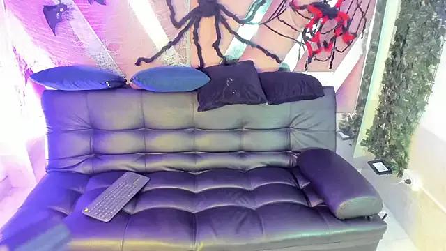Discover our girls online shows and discover the company of countless livestreamers, with stunning shapes, sex toys and more.