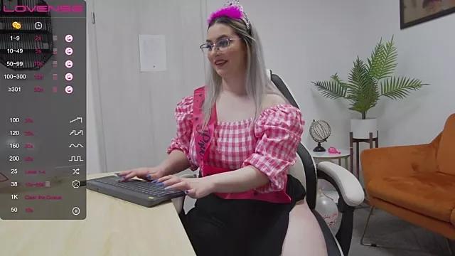 Discover our girls online shows and discover the company of countless livestreamers, with stunning shapes, sex toys and more.