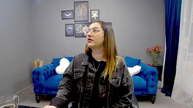 Discover our girls online shows and discover the company of countless livestreamers, with stunning shapes, sex toys and more.