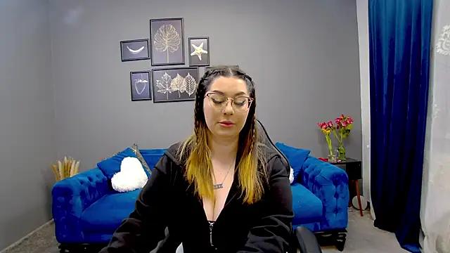 Discover our girls online shows and discover the company of countless livestreamers, with stunning shapes, sex toys and more.