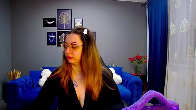 Discover our girls online shows and discover the company of countless livestreamers, with stunning shapes, sex toys and more.
