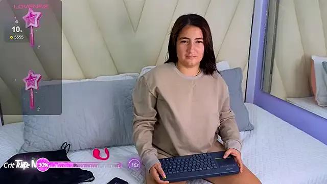 Discover our girls online shows and discover the company of countless livestreamers, with stunning shapes, sex toys and more.