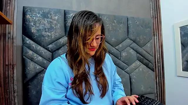 Discover our girls online shows and discover the company of countless livestreamers, with stunning shapes, sex toys and more.