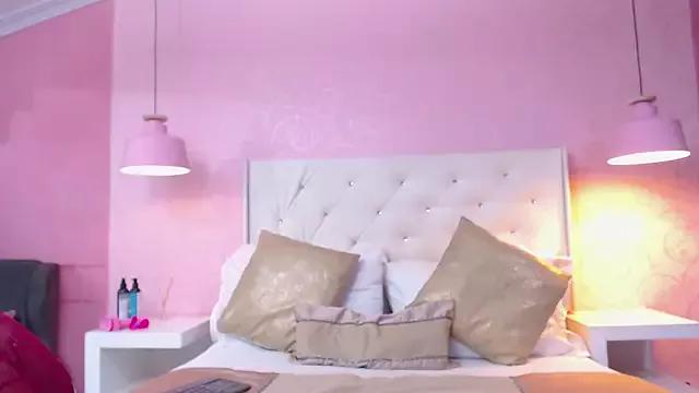 Discover our girls online shows and discover the company of countless livestreamers, with stunning shapes, sex toys and more.
