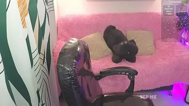 Discover our girls online shows and discover the company of countless livestreamers, with stunning shapes, sex toys and more.