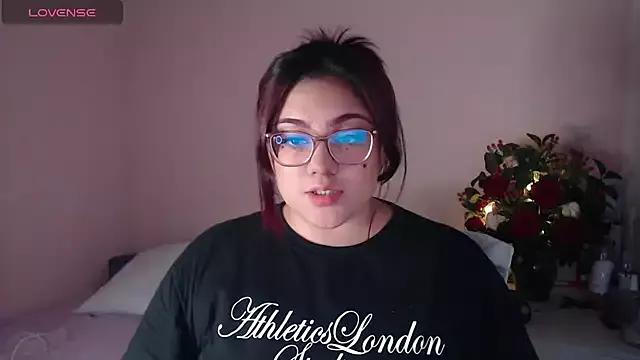 Discover our girls online shows and discover the company of countless livestreamers, with stunning shapes, sex toys and more.