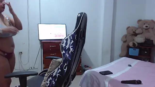 Discover our girls online shows and discover the company of countless livestreamers, with stunning shapes, sex toys and more.