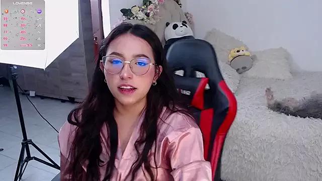 Discover our girls online shows and discover the company of countless livestreamers, with stunning shapes, sex toys and more.