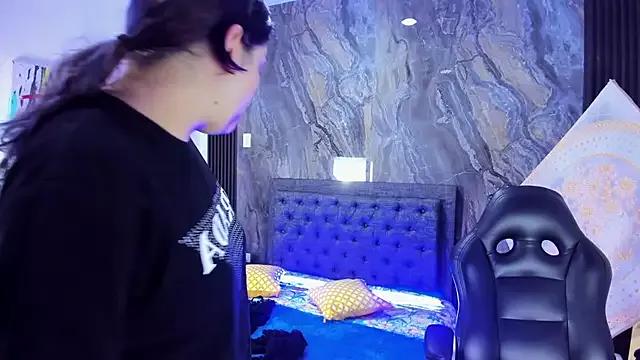 Discover our girls online shows and discover the company of countless livestreamers, with stunning shapes, sex toys and more.