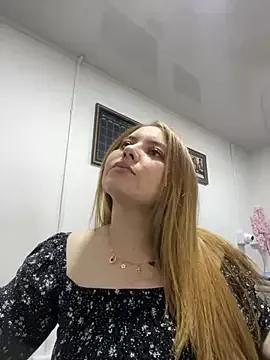 Discover our girls online shows and discover the company of countless livestreamers, with stunning shapes, sex toys and more.