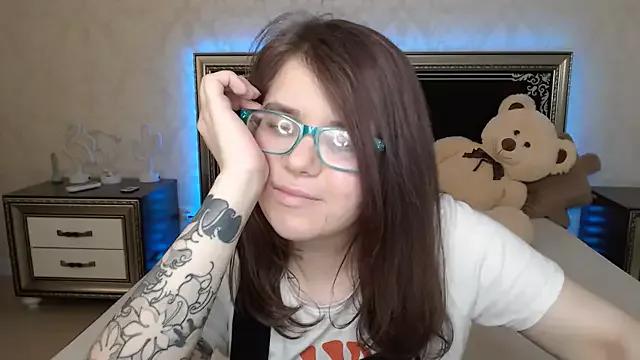 Discover our girls online shows and discover the company of countless livestreamers, with stunning shapes, sex toys and more.