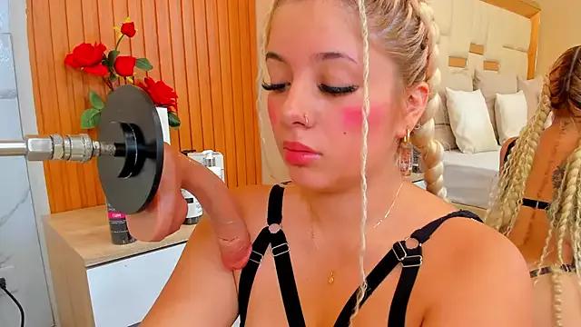 Discover our girls online shows and discover the company of countless livestreamers, with stunning shapes, sex toys and more.