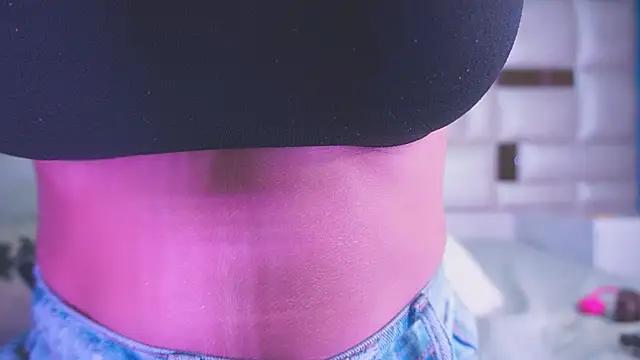 Discover our girls online shows and discover the company of countless livestreamers, with stunning shapes, sex toys and more.