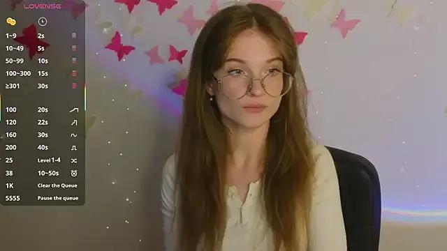 Discover our girls online shows and discover the company of countless livestreamers, with stunning shapes, sex toys and more.