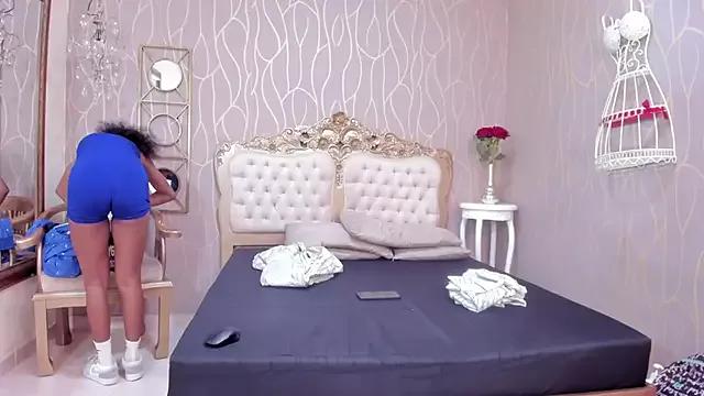 Discover our girls online shows and discover the company of countless livestreamers, with stunning shapes, sex toys and more.
