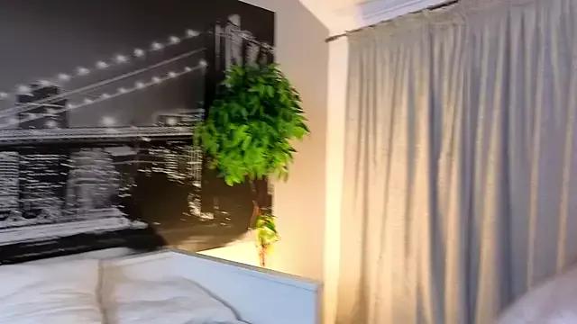 Discover our girls online shows and discover the company of countless livestreamers, with stunning shapes, sex toys and more.