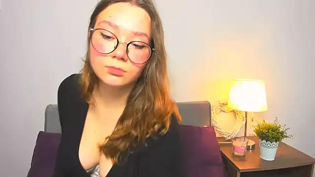 Discover our girls online shows and discover the company of countless livestreamers, with stunning shapes, sex toys and more.