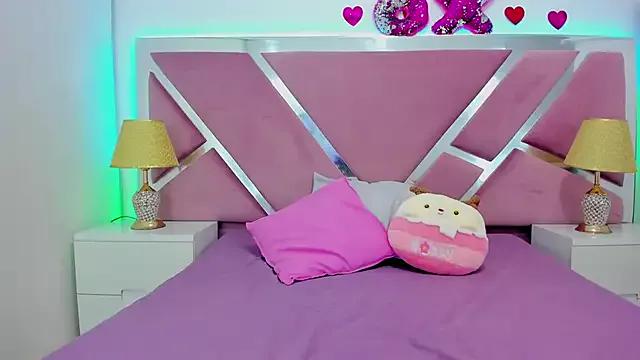 Discover our girls online shows and discover the company of countless livestreamers, with stunning shapes, sex toys and more.