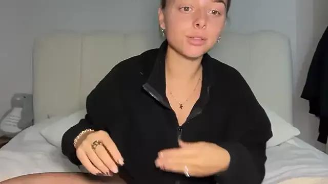 KayleeBella from StripChat is Freechat