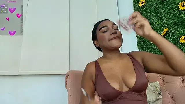 Discover our girls online shows and discover the company of countless livestreamers, with stunning shapes, sex toys and more.