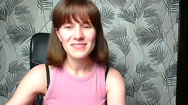 Discover our girls online shows and discover the company of countless livestreamers, with stunning shapes, sex toys and more.