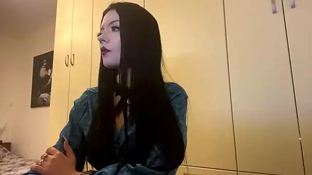 Discover our girls online shows and discover the company of countless livestreamers, with stunning shapes, sex toys and more.