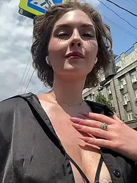 Discover our girls online shows and discover the company of countless livestreamers, with stunning shapes, sex toys and more.
