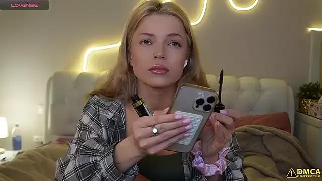 Discover our girls online shows and discover the company of countless livestreamers, with stunning shapes, sex toys and more.