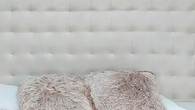 Discover our girls online shows and discover the company of countless livestreamers, with stunning shapes, sex toys and more.