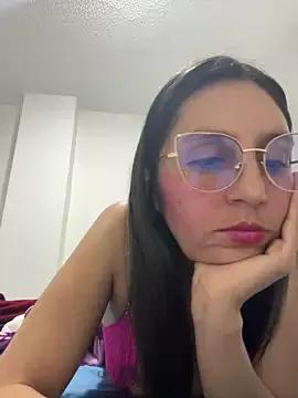 Discover our girls online shows and discover the company of countless livestreamers, with stunning shapes, sex toys and more.
