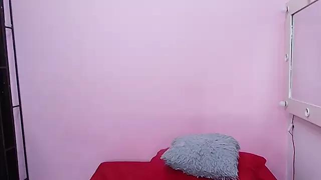 Discover our girls online shows and discover the company of countless livestreamers, with stunning shapes, sex toys and more.