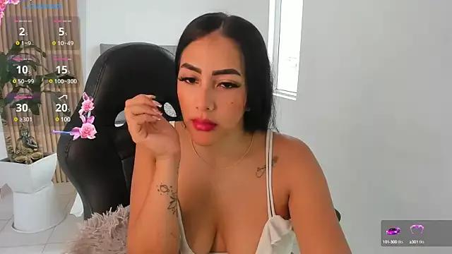 Discover our girls online shows and discover the company of countless livestreamers, with stunning shapes, sex toys and more.