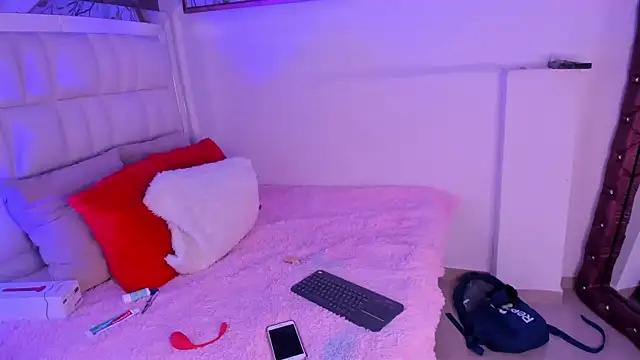 Discover our girls online shows and discover the company of countless livestreamers, with stunning shapes, sex toys and more.